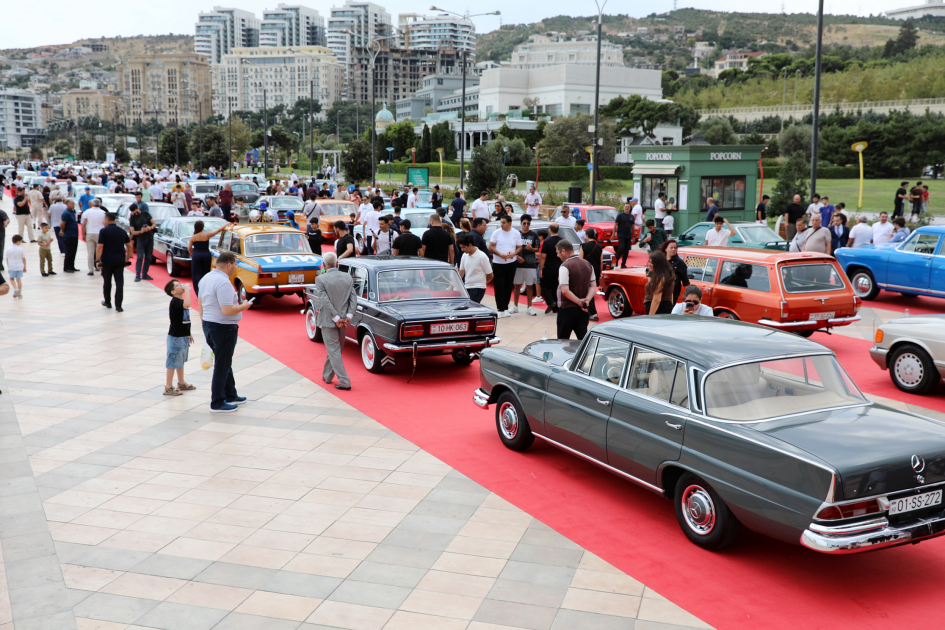 Vice-President of Heydar Aliyev Foundation Leyla Aliyeva and Arzu Aliyeva watch classic car parade and exhibition (PHOTO)