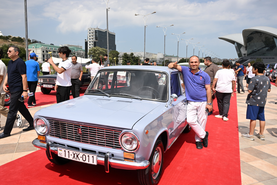 Vice-President of Heydar Aliyev Foundation Leyla Aliyeva and Arzu Aliyeva watch classic car parade and exhibition (PHOTO)