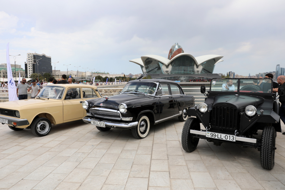 Vice-President of Heydar Aliyev Foundation Leyla Aliyeva and Arzu Aliyeva watch classic car parade and exhibition (PHOTO)