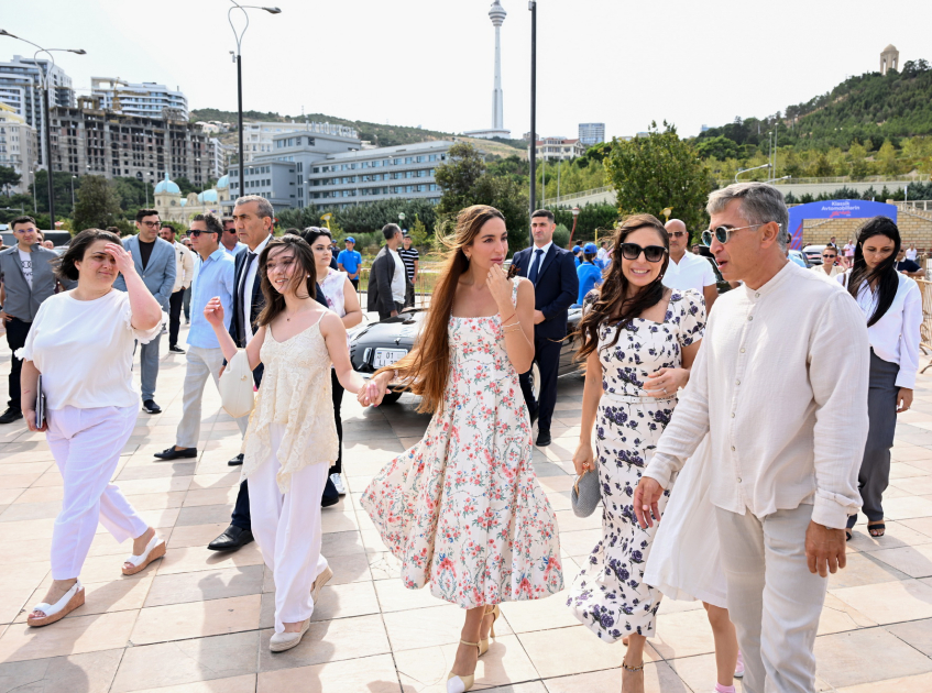 Vice-President of Heydar Aliyev Foundation Leyla Aliyeva and Arzu Aliyeva watch classic car parade and exhibition (PHOTO)