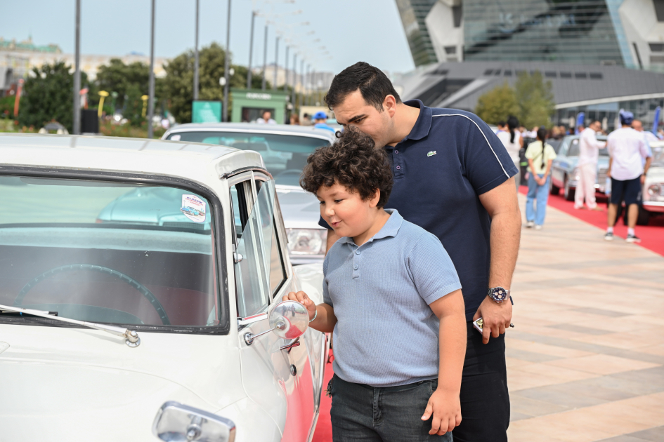 Vice-President of Heydar Aliyev Foundation Leyla Aliyeva and Arzu Aliyeva watch classic car parade and exhibition (PHOTO)