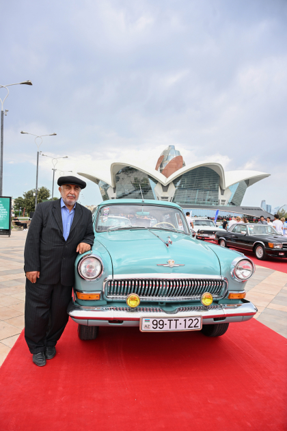 Vice-President of Heydar Aliyev Foundation Leyla Aliyeva and Arzu Aliyeva watch classic car parade and exhibition (PHOTO)