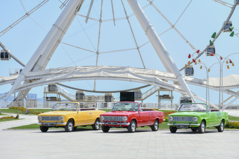 Vice-President of Heydar Aliyev Foundation Leyla Aliyeva and Arzu Aliyeva watch classic car parade and exhibition (PHOTO)