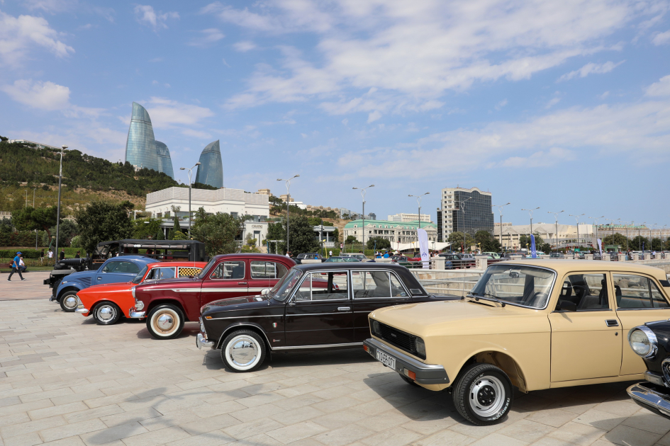 Vice-President of Heydar Aliyev Foundation Leyla Aliyeva and Arzu Aliyeva watch classic car parade and exhibition (PHOTO)