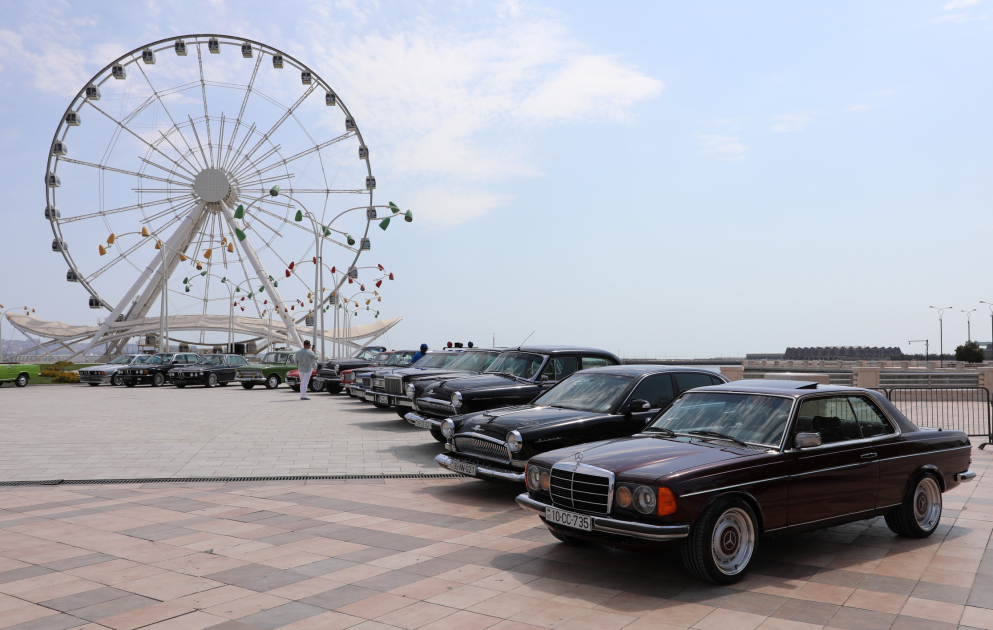 Vice-President of Heydar Aliyev Foundation Leyla Aliyeva and Arzu Aliyeva watch classic car parade and exhibition (PHOTO)