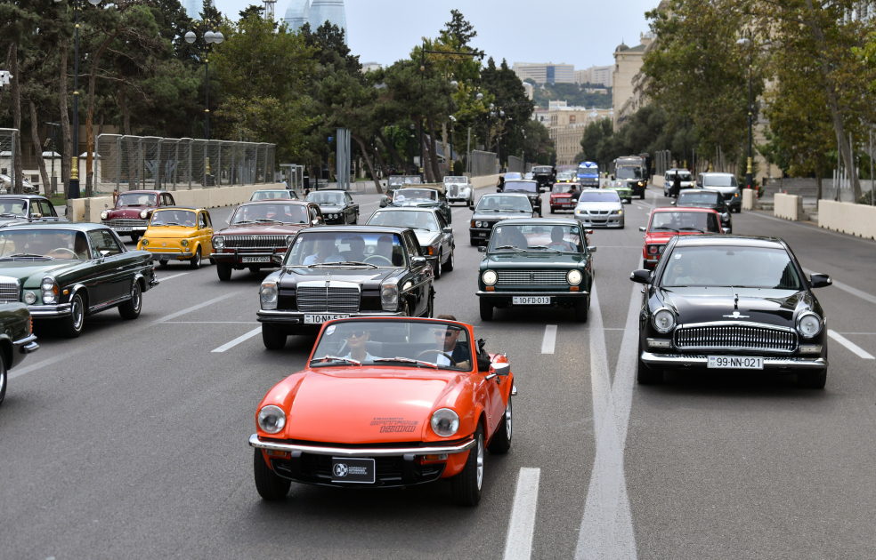 Vice-President of Heydar Aliyev Foundation Leyla Aliyeva and Arzu Aliyeva watch classic car parade and exhibition (PHOTO)