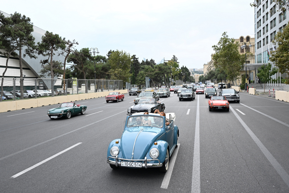 Vice-President of Heydar Aliyev Foundation Leyla Aliyeva and Arzu Aliyeva watch classic car parade and exhibition (PHOTO)