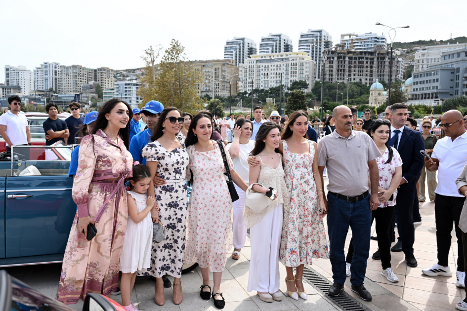 Vice-President of Heydar Aliyev Foundation Leyla Aliyeva and Arzu Aliyeva watch classic car parade and exhibition (PHOTO)