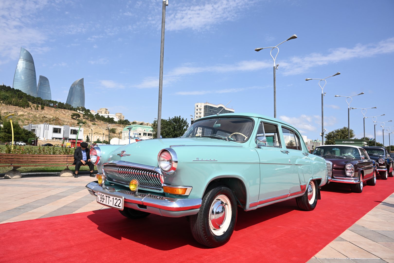 Baku boulevard hosts classic car exhibition (PHOTO)