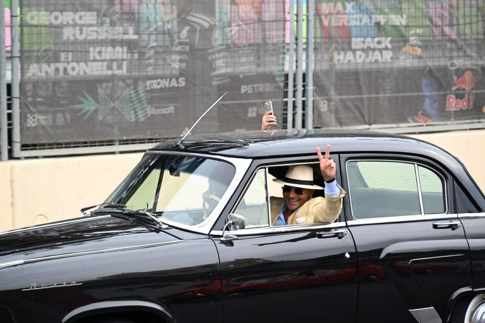 Vice-President of Heydar Aliyev Foundation Leyla Aliyeva and Arzu Aliyeva watch classic car parade and exhibition (PHOTO)