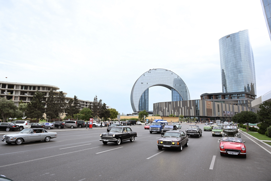 Vice-President of Heydar Aliyev Foundation Leyla Aliyeva and Arzu Aliyeva watch classic car parade and exhibition (PHOTO)