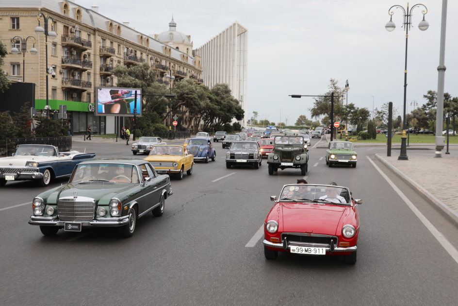 Vice-President of Heydar Aliyev Foundation Leyla Aliyeva and Arzu Aliyeva watch classic car parade and exhibition (PHOTO)