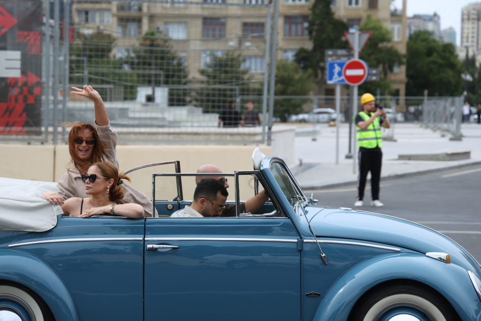 Vice-President of Heydar Aliyev Foundation Leyla Aliyeva and Arzu Aliyeva watch classic car parade and exhibition (PHOTO)