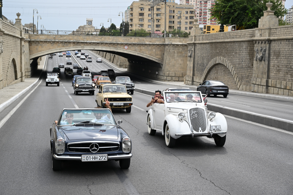 Vice-President of Heydar Aliyev Foundation Leyla Aliyeva and Arzu Aliyeva watch classic car parade and exhibition (PHOTO)