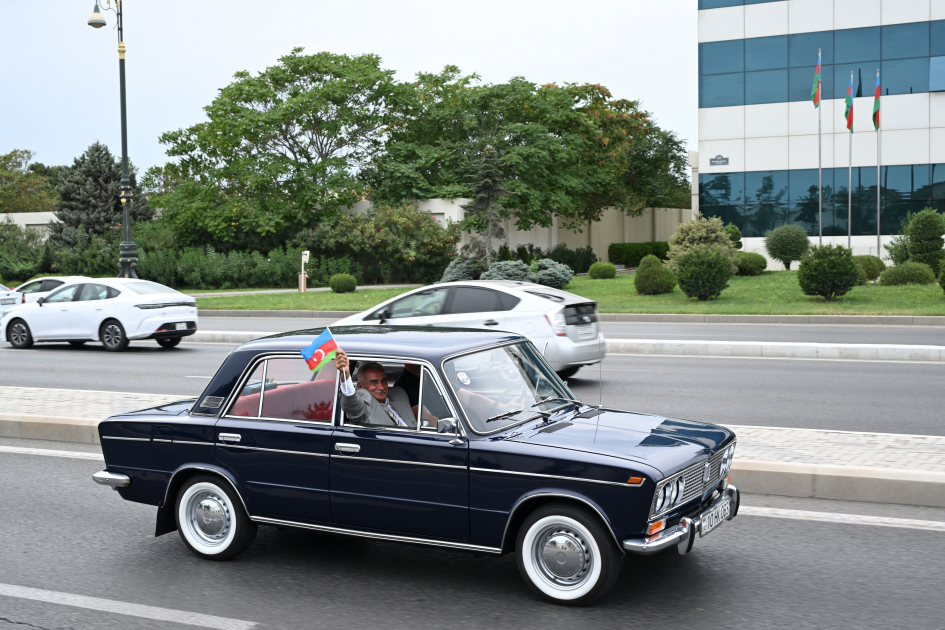Vice-President of Heydar Aliyev Foundation Leyla Aliyeva and Arzu Aliyeva watch classic car parade and exhibition (PHOTO)