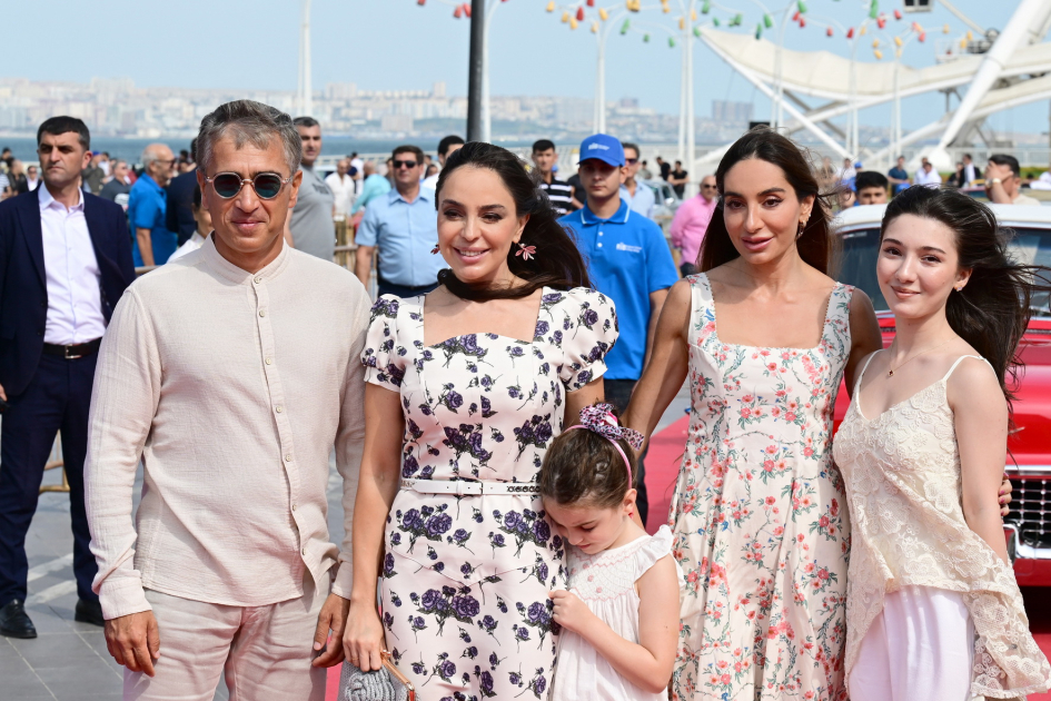 Vice-President of Heydar Aliyev Foundation Leyla Aliyeva and Arzu Aliyeva watch classic car parade and exhibition (PHOTO)