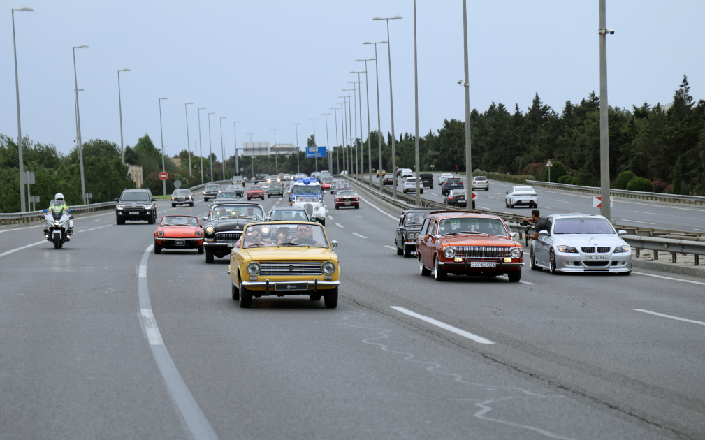 Vice-President of Heydar Aliyev Foundation Leyla Aliyeva and Arzu Aliyeva watch classic car parade and exhibition (PHOTO)