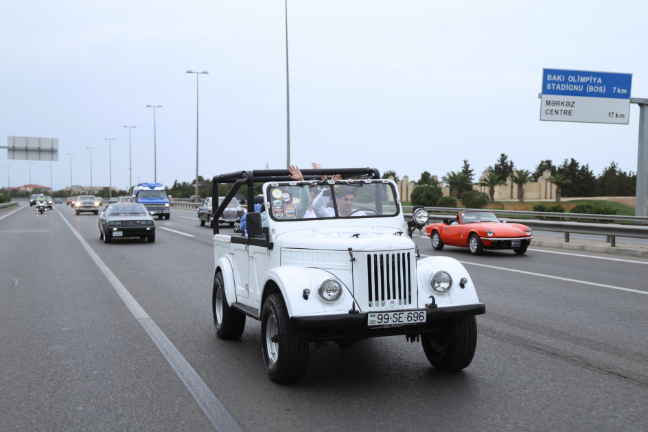 Vice-President of Heydar Aliyev Foundation Leyla Aliyeva and Arzu Aliyeva watch classic car parade and exhibition (PHOTO)