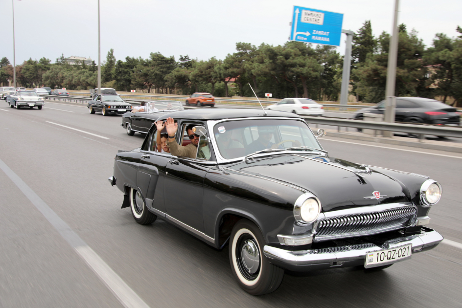Vice-President of Heydar Aliyev Foundation Leyla Aliyeva and Arzu Aliyeva watch classic car parade and exhibition (PHOTO)