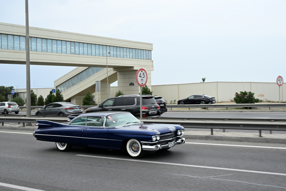 Vice-President of Heydar Aliyev Foundation Leyla Aliyeva and Arzu Aliyeva watch classic car parade and exhibition (PHOTO)