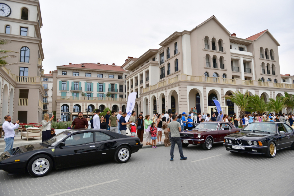 Vice-President of Heydar Aliyev Foundation Leyla Aliyeva and Arzu Aliyeva watch classic car parade and exhibition (PHOTO)