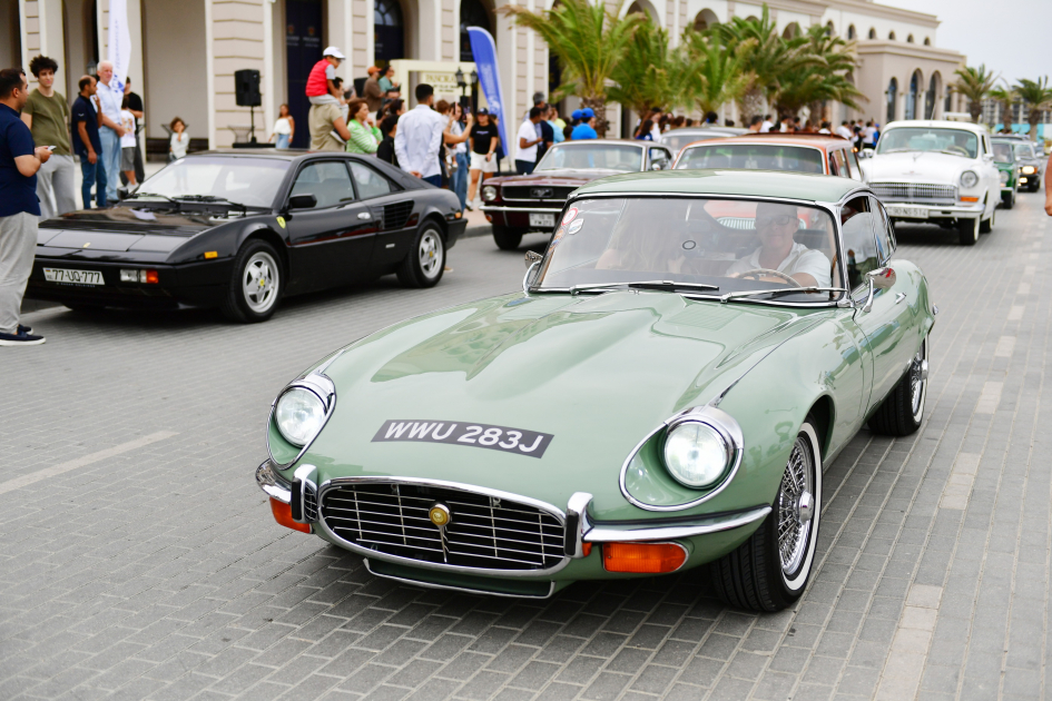 Vice-President of Heydar Aliyev Foundation Leyla Aliyeva and Arzu Aliyeva watch classic car parade and exhibition (PHOTO)