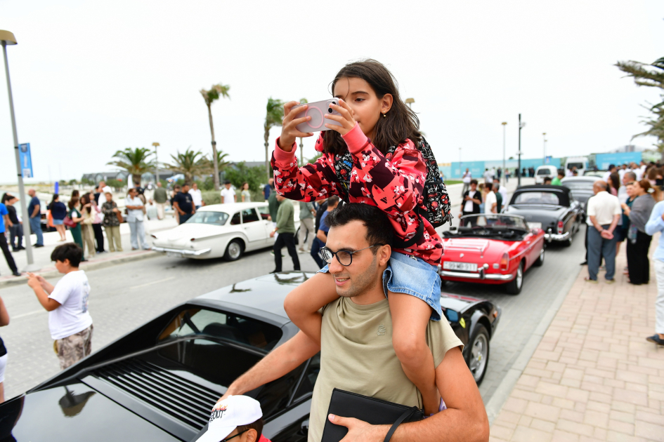 Vice-President of Heydar Aliyev Foundation Leyla Aliyeva and Arzu Aliyeva watch classic car parade and exhibition (PHOTO)