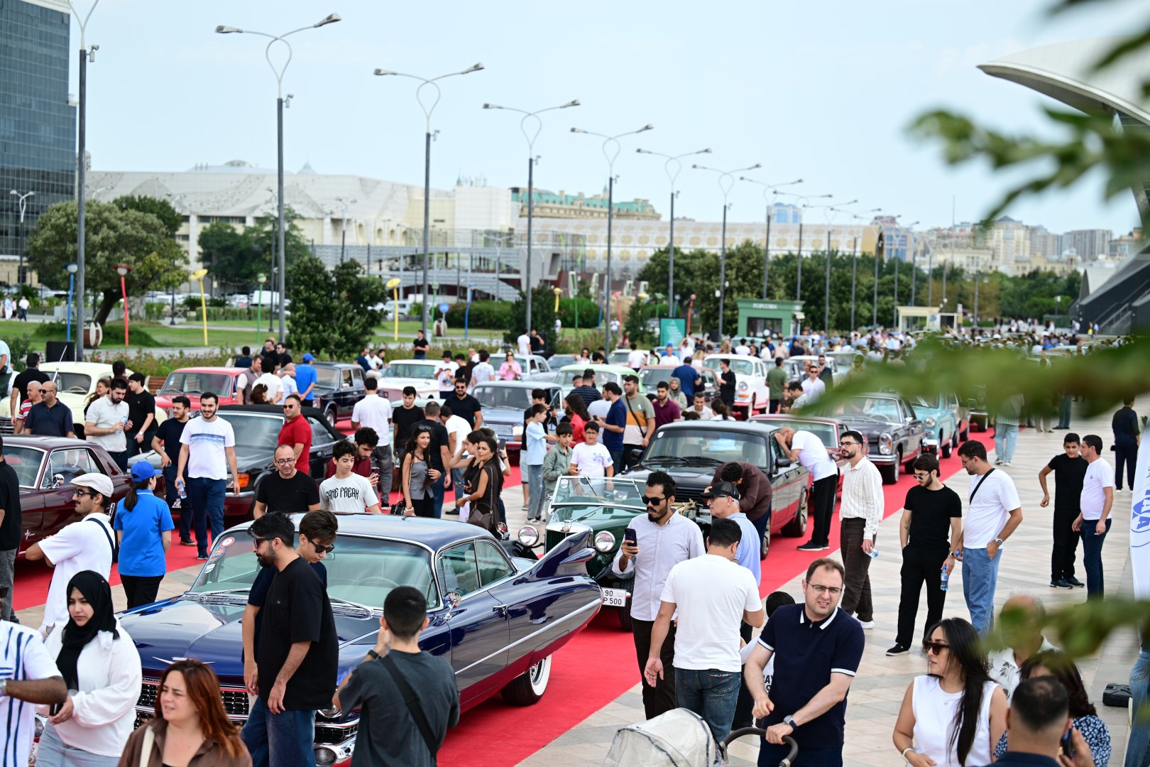 Baku boulevard hosts classic car exhibition (PHOTO)