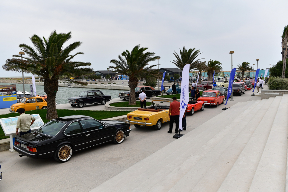 Vice-President of Heydar Aliyev Foundation Leyla Aliyeva and Arzu Aliyeva watch classic car parade and exhibition (PHOTO)