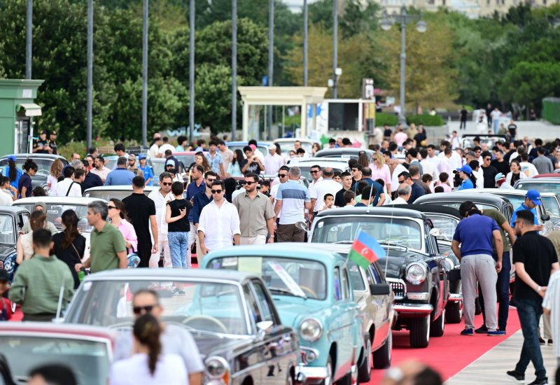 Baku boulevard hosts classic car exhibition (PHOTO)