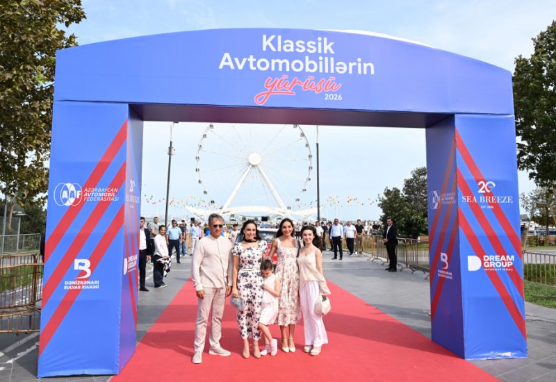 Vice-President of Heydar Aliyev Foundation Leyla Aliyeva and Arzu Aliyeva watch classic car parade and exhibition (PHOTO)