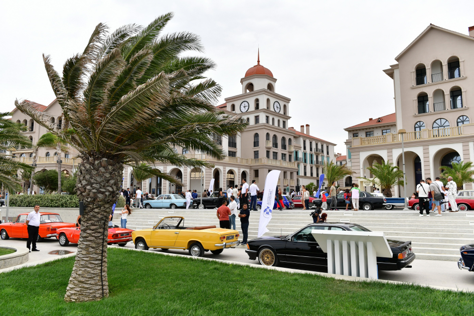 Vice-President of Heydar Aliyev Foundation Leyla Aliyeva and Arzu Aliyeva watch classic car parade and exhibition (PHOTO)