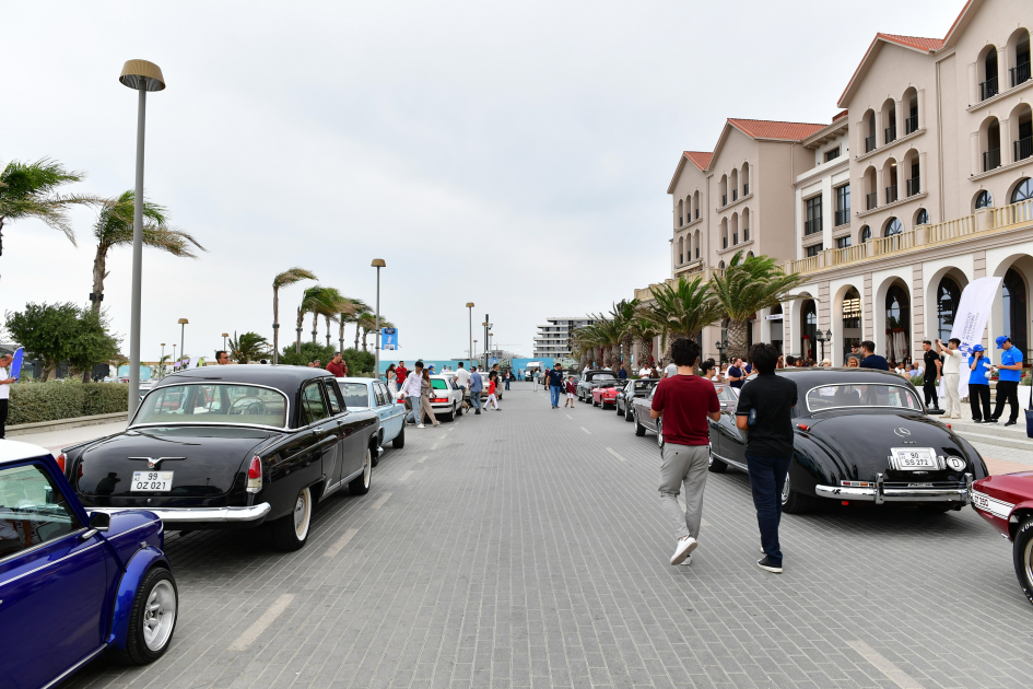 Vice-President of Heydar Aliyev Foundation Leyla Aliyeva and Arzu Aliyeva watch classic car parade and exhibition (PHOTO)