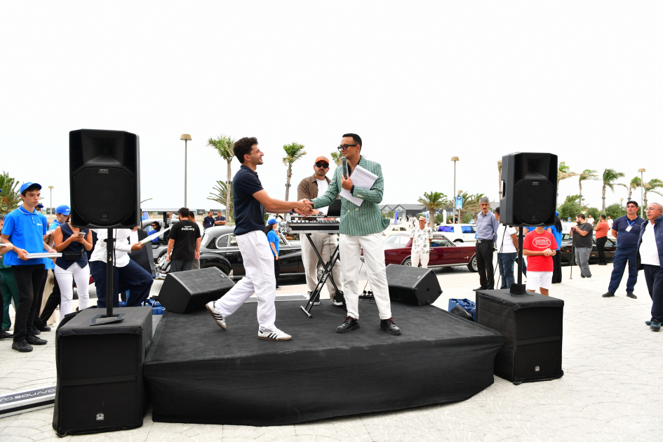 Vice-President of Heydar Aliyev Foundation Leyla Aliyeva and Arzu Aliyeva watch classic car parade and exhibition (PHOTO)