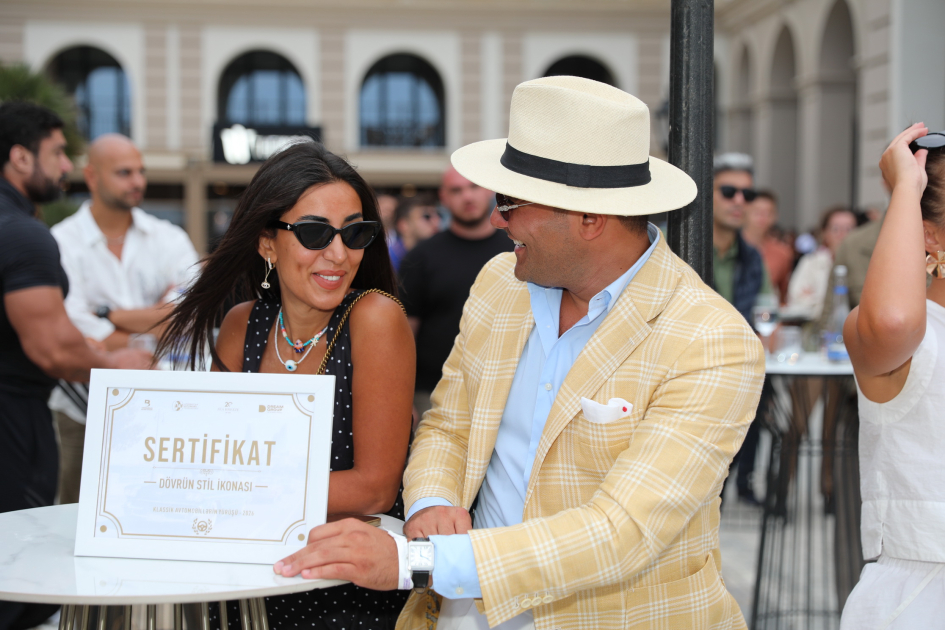 Vice-President of Heydar Aliyev Foundation Leyla Aliyeva and Arzu Aliyeva watch classic car parade and exhibition (PHOTO)