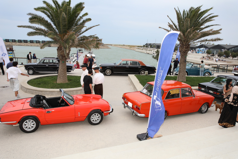 Vice-President of Heydar Aliyev Foundation Leyla Aliyeva and Arzu Aliyeva watch classic car parade and exhibition (PHOTO)
