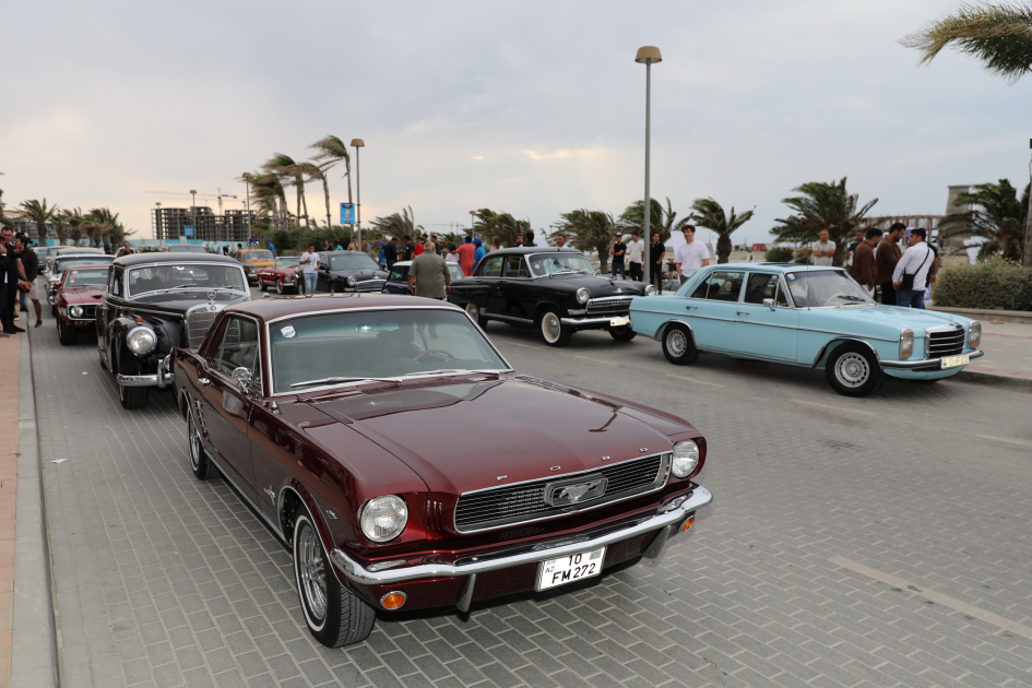 Vice-President of Heydar Aliyev Foundation Leyla Aliyeva and Arzu Aliyeva watch classic car parade and exhibition (PHOTO)