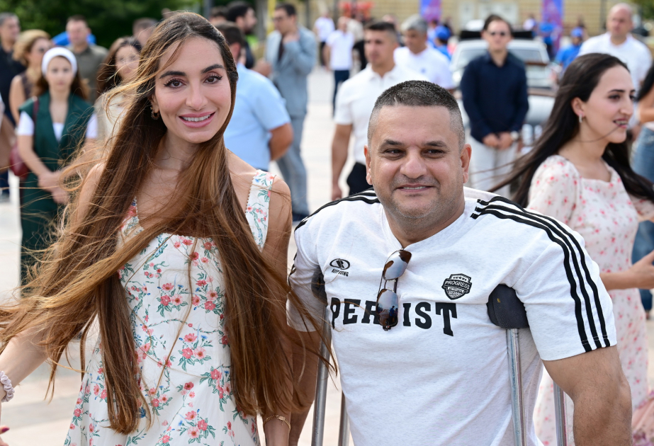 Vice-President of Heydar Aliyev Foundation Leyla Aliyeva and Arzu Aliyeva watch classic car parade and exhibition (PHOTO)