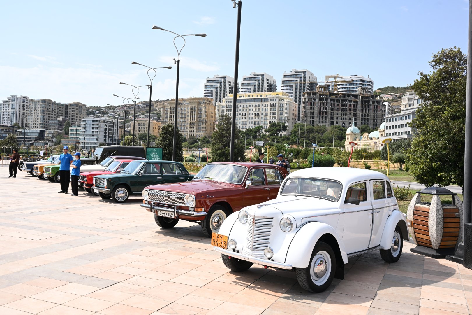 Baku boulevard hosts classic car exhibition (PHOTO)
