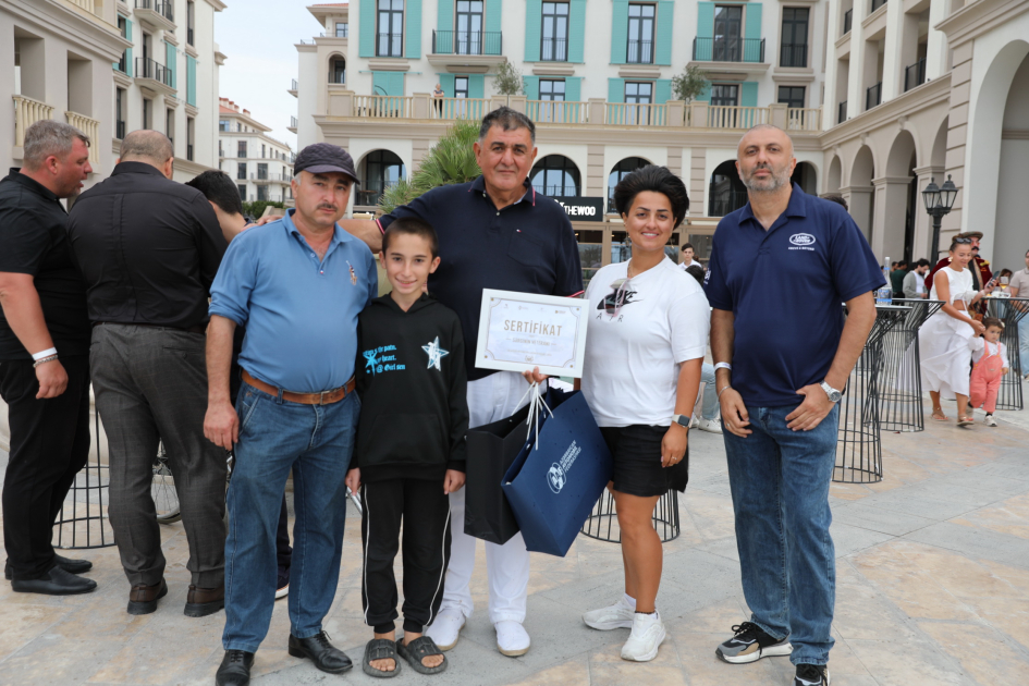 Vice-President of Heydar Aliyev Foundation Leyla Aliyeva and Arzu Aliyeva watch classic car parade and exhibition (PHOTO)