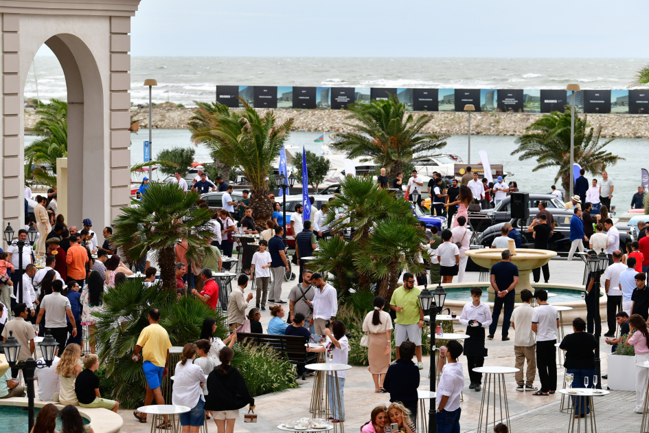 Vice-President of Heydar Aliyev Foundation Leyla Aliyeva and Arzu Aliyeva watch classic car parade and exhibition (PHOTO)