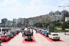 Baku boulevard hosts classic car exhibition (PHOTO)