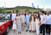 Vice-President of Heydar Aliyev Foundation Leyla Aliyeva and Arzu Aliyeva watch classic car parade and exhibition (PHOTO)