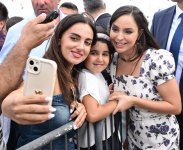 Vice-President of Heydar Aliyev Foundation Leyla Aliyeva and Arzu Aliyeva watch classic car parade and exhibition (PHOTO)