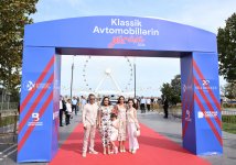 Vice-President of Heydar Aliyev Foundation Leyla Aliyeva and Arzu Aliyeva watch classic car parade and exhibition (PHOTO)
