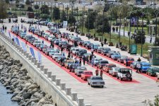 Vice-President of Heydar Aliyev Foundation Leyla Aliyeva and Arzu Aliyeva watch classic car parade and exhibition (PHOTO)