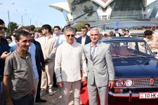 Vice-President of Heydar Aliyev Foundation Leyla Aliyeva and Arzu Aliyeva watch classic car parade and exhibition (PHOTO)
