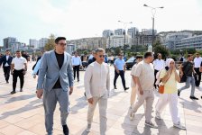 Vice-President of Heydar Aliyev Foundation Leyla Aliyeva and Arzu Aliyeva watch classic car parade and exhibition (PHOTO)
