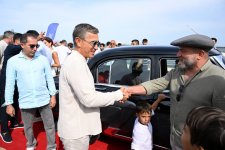 Vice-President of Heydar Aliyev Foundation Leyla Aliyeva and Arzu Aliyeva watch classic car parade and exhibition (PHOTO)