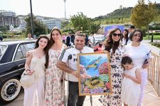 Vice-President of Heydar Aliyev Foundation Leyla Aliyeva and Arzu Aliyeva watch classic car parade and exhibition (PHOTO)